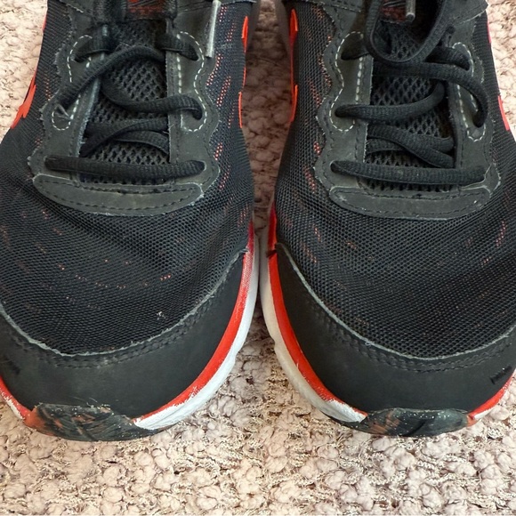 Men’s Under Armour Black and Red Athletic Shoes, sz 11 - Picture 4 of 8